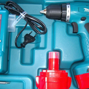 Máy Khoan, vặn vít dùng pin Makita 6261DWE Máy Khoan, vặn vít dùng pin Makita 6261DWE