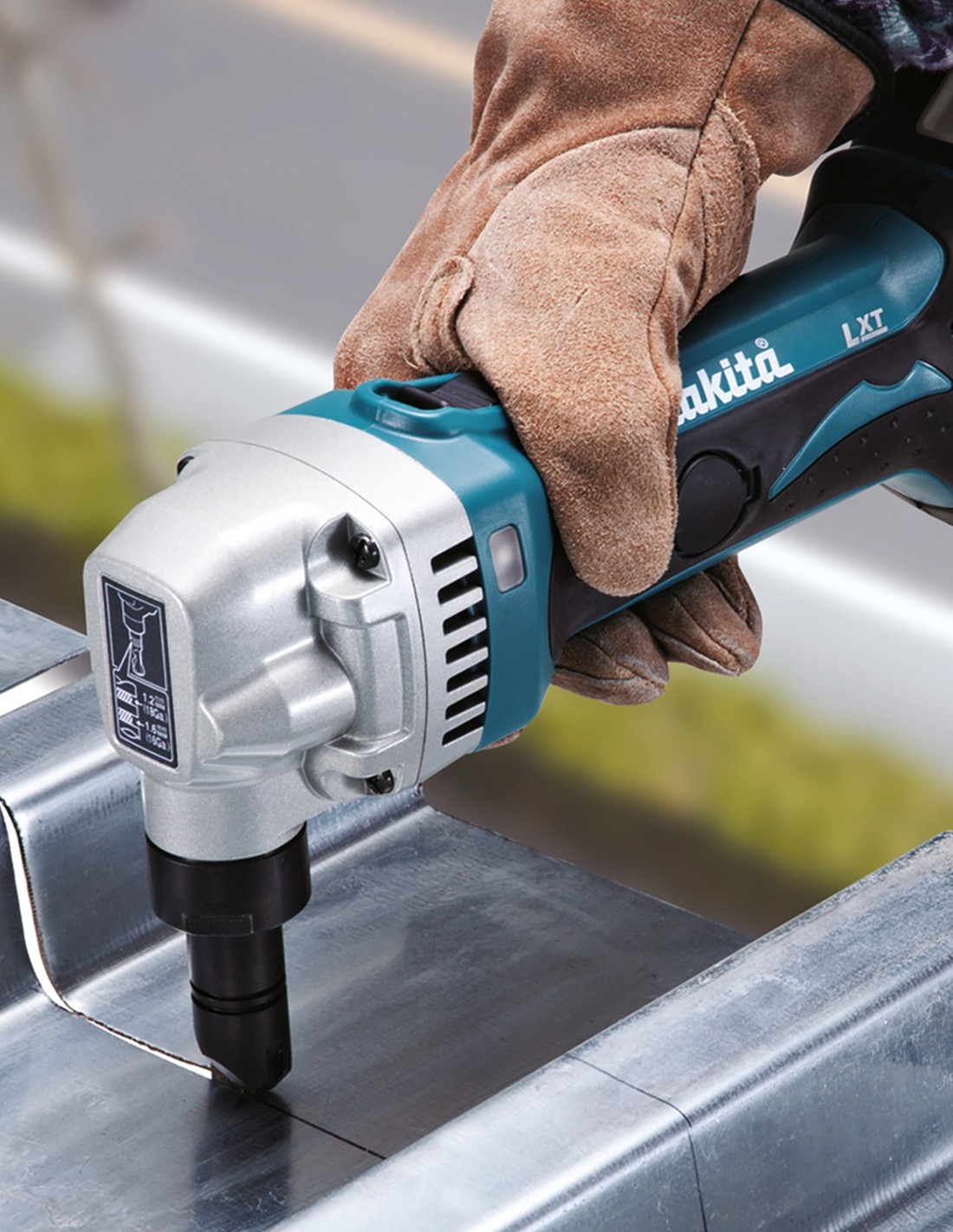 Máy cắt tôn dùng pin Makita DJN161Z (không kèm pin sạc) Máy cắt tôn dùng pin Makita DJN161Z (không kèm pin sạc)