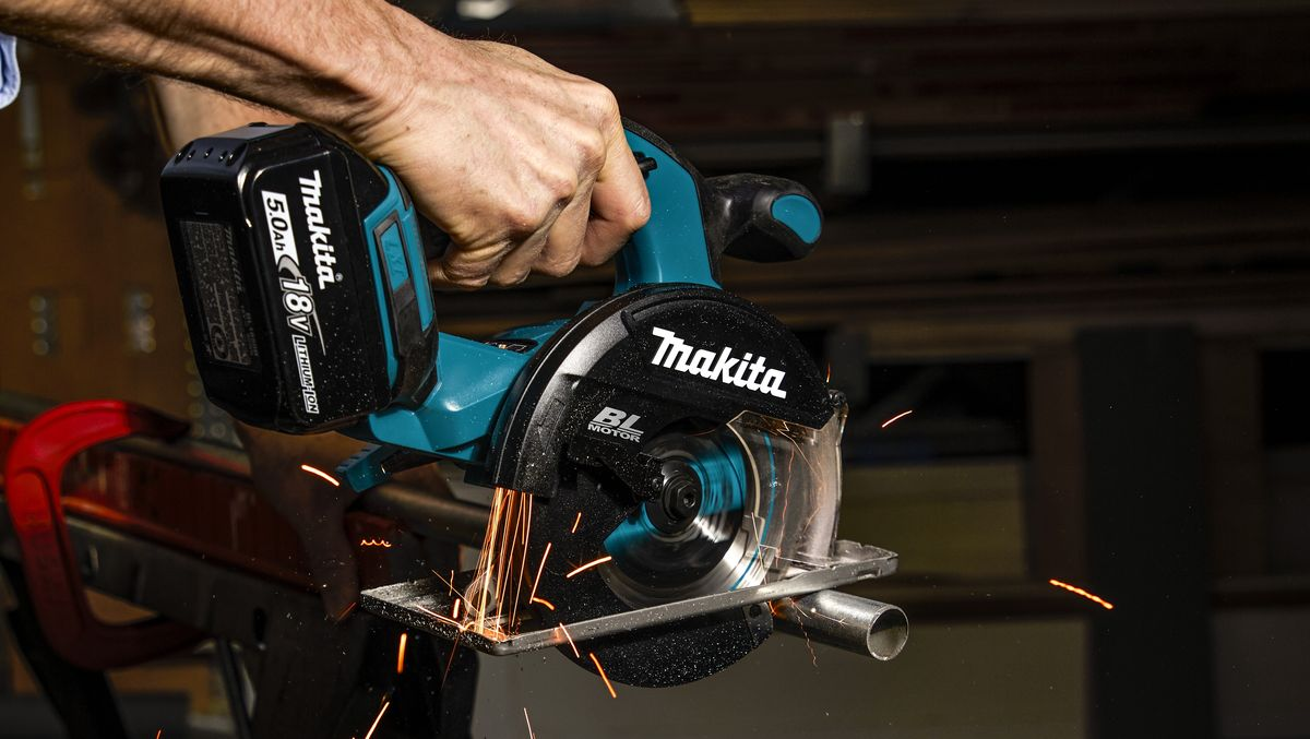 Máy cưa cành trên cao dùng pin Makita DUA301ZB Máy cưa cành trên cao dùng pin Makita DUA301ZB