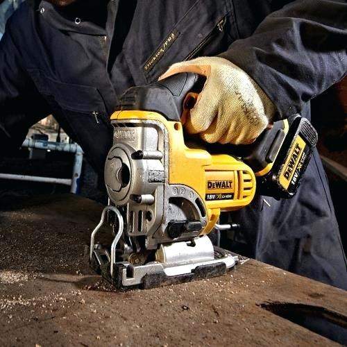 Hướng Dẫn Sử Dụng Máy Cưa Cầm Tay Dewalt DCS331M1 18V: Từ A đến Z Hướng Dẫn Sử Dụng Máy Cưa Cầm Tay Dewalt DCS331M1 18V: Từ A đến Z