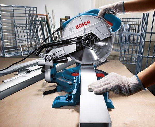 Máy cắt kim loại thẳng Makita JS1601 Máy cắt kim loại thẳng Makita JS1601