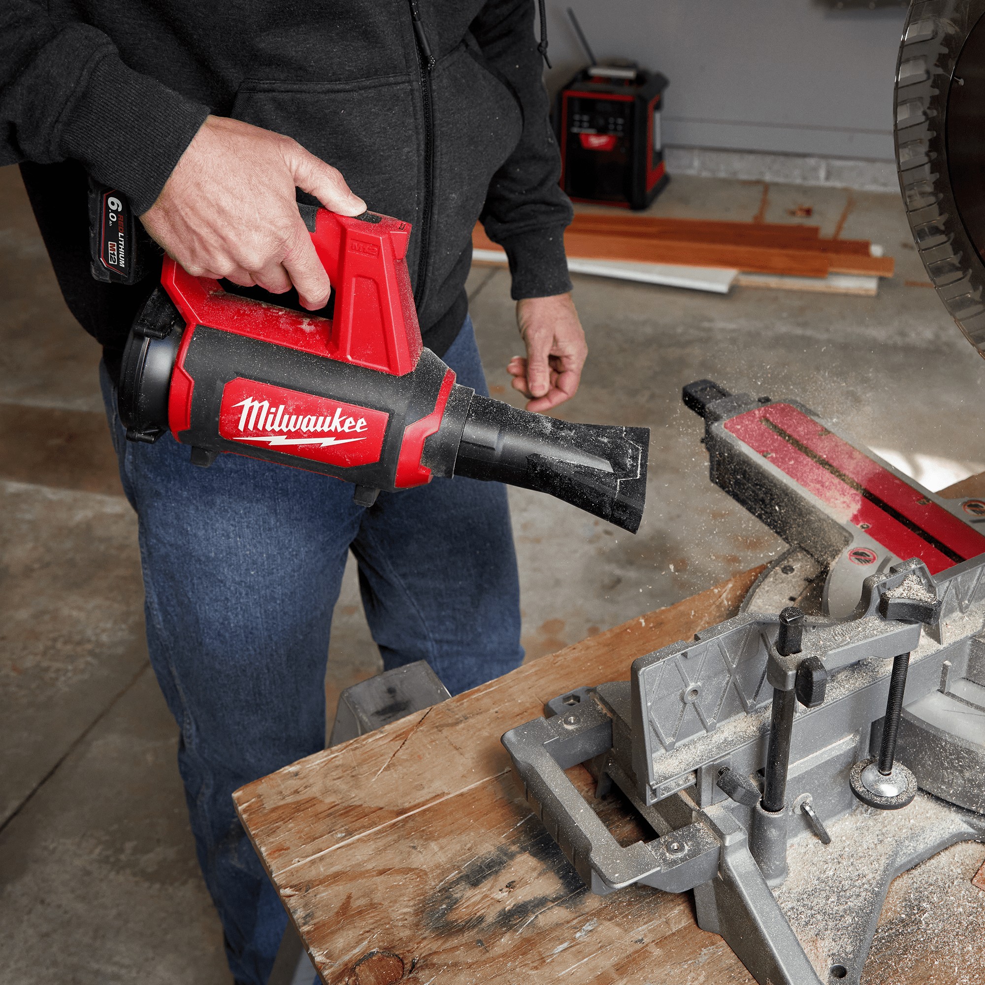 Làm Sạch Mọi Góc Nhỏ: M12 BBL-0 - Máy Thổi Bụi Di Động Tuyệt Vời của Milwaukee Làm Sạch Mọi Góc Nhỏ: M12 BBL-0 - Máy Thổi Bụi Di Động Tuyệt Vời của Milwaukee